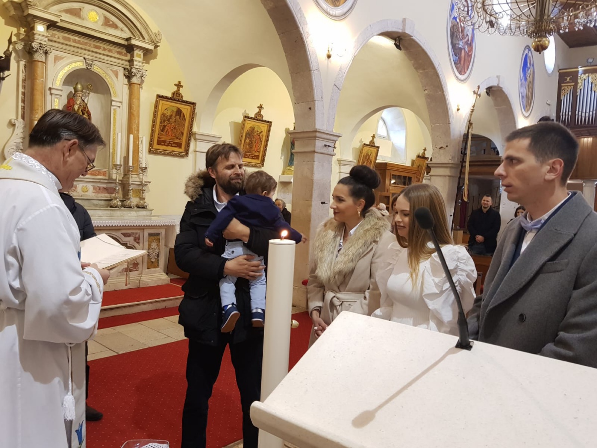 KRŠTEN ANDO BAKOTIĆ