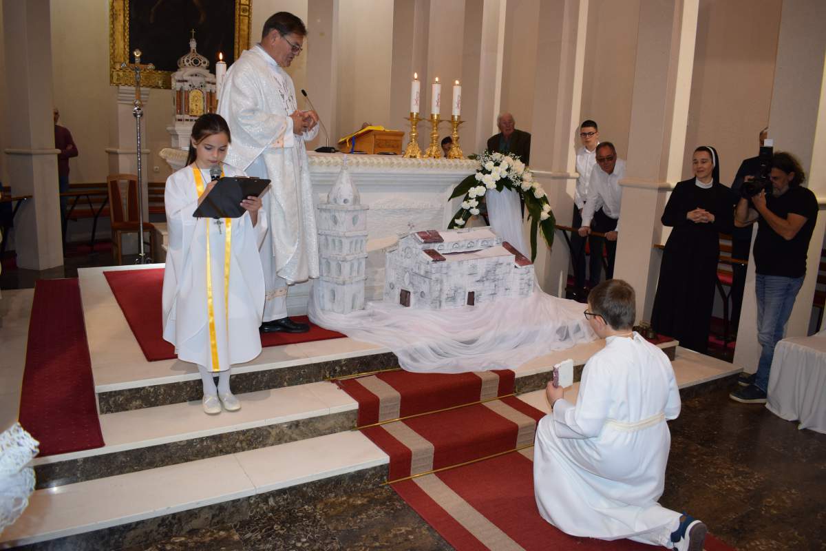 ŽIVI KAMENČIĆI CRKVE -  PRVA SV. PRIČEST